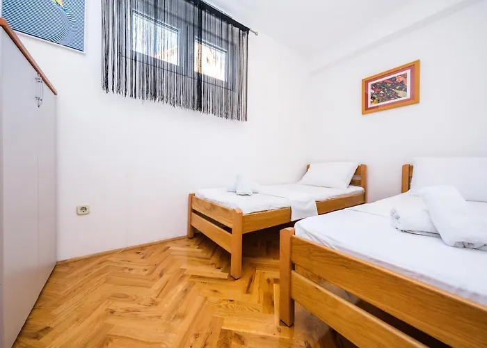 Mirjana * Τρογκίρ