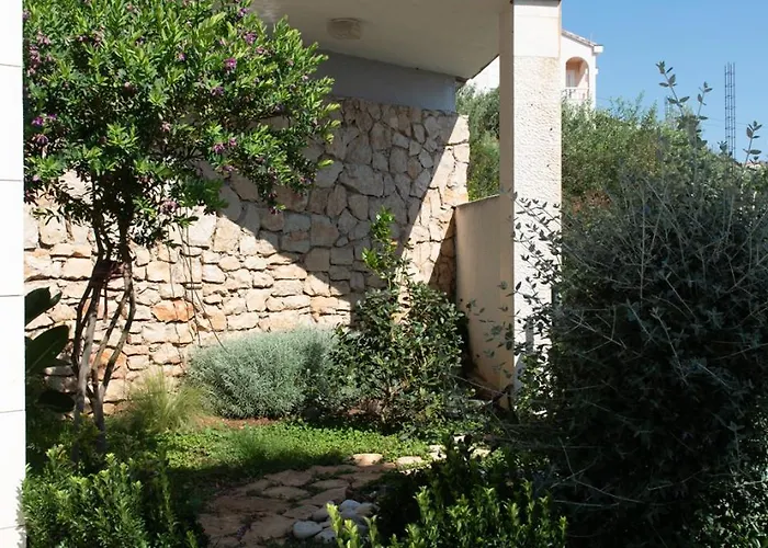 Mirjana * Τρογκίρ